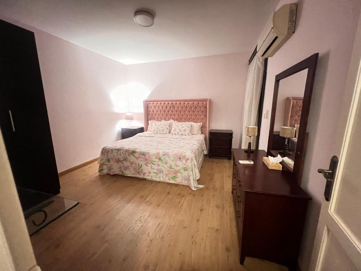 Luxurious 3 Bedroom Rustic Apartment Overlooking Huge Garden - For Families And Couples Kairó Kültér fotó